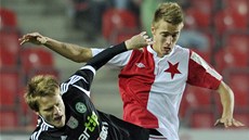 TVRDÝ ST�ET.   Tomá� Krbe�ek z P�íbrami padá po souboji se slávistou Ond�ejem
