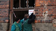 Pracovníci technických slu�eb umís�ují výstra�nou ceduli v P�ednádra�í.