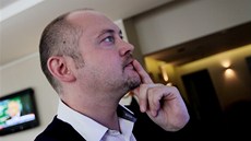 Hejtman Michal Ha�ek (�SSD) sleduje výsledky krajských voleb.