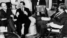 Kubánská krize - stav 18. října 1962. Prezident Kennedy (vpravo) jedná se