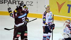FAUL, NEBO NE? Vyrovnání Sparty p�edcházela sporná situace.