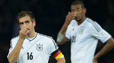 CO JSME TO PROVEDLI? Němečtí fotbalisté Philipp Lahm (vlevo) a Jerome Boateng