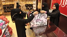 �eny v Saudské Arábii sm�jí jako jediné prodávat v obchodech se spodním...