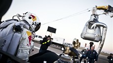 Felix Baumgartner a kapsule, která jej vyvezla do stratosféry.