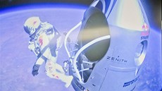 Kritický okam�ik. Felix Baumgartner ská�e z kapsule.