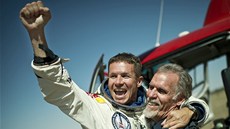 Felix Baumgartner v náruči technického šéfa svého týmu Arta Thompsona