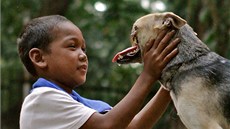 Fenka Kabang s filipínským chlapcem na snímku ze srpna 2012