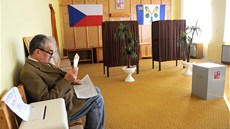 P�edseda TOP 09 a ministr zahrani�í Karel Schwarzenberg pe�liv� prohlí�í