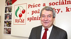 Pedseda KSM Vojtch Filip neskrýval v praském volebním tábu radost. (13.