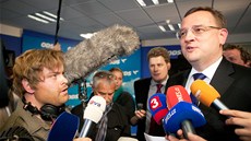 Roman Smetana v paruce hovoí s premiérem Petrem Neasem ve volebním tábu ODS.