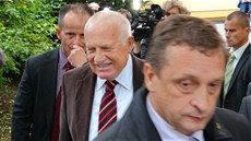 Václav Klaus obklopen svými ochránci. (19. �íjna 2012)