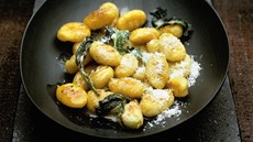 Gnocchi se �alv�jí a parmazánem