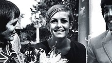 Na ve�írku v Hollywoodu se se�li americký zp�vák Sonny Bono, Twiggy a její...