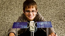 Jedenáctiletý David Markarjanc z Hradce Králové s modelem družice, která nese