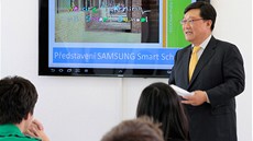 Sputní programu Samsung Smart School se zúastnil také Jin Hwan Kim,...