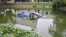 Auto zajelo a� doprost�ed rybníka. �idi�i si nic vá�ného nestalo. Z vozu