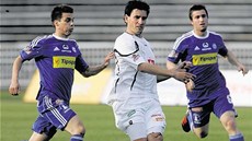 NAPOSLEDY DOMA. Hradecký fotbalista Pavel �erný (uprost�ed) v kv�tnovém zápase