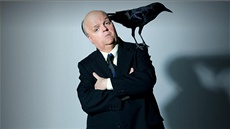 Z televizního filmu HBO The Girl, na snímku Toby Jones jako Hitchcock