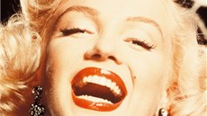 Rudá rtnka neodmysliteln patí k image Marilyn Monroe stejn jako blond lokny.