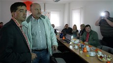 Hejtman Josef Novotný (druhý zleva) a jeho námstek Petr Navrátil sledovali
