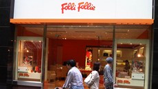 ecký obchod Folli Follie v Tokiu dobe prosperuje mezi obchody Vuitton a