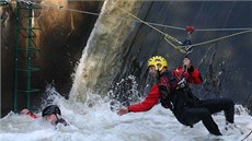 Odborníci z Vodácké koly záchrany vyzkoueli na jezu v Olomouci - epín, na kterém loni zemeli tyi lidé, záchranu topícího se lovka s pomocí nových bezpenostních prvk.