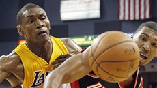 Ronnie Price (vpravo) z Portlandu má k míi blí ne Metta World Peace z LA