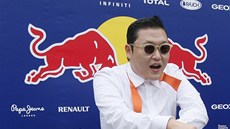 Korejský rapper PSY pedvádí svj tanec Gangnam Style.