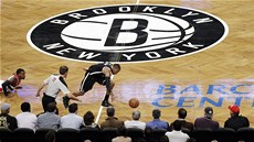 BROOKLYN, NEW YORK. Plných 14 219 divák bylo zvdavo na premiéru Nets v novém