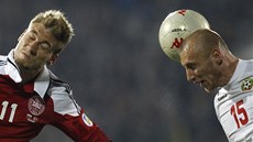 HLAVIKOVÝ SOUBOJ. Dán Bendtner proti Bulharu Ivanovovi (vpravo).