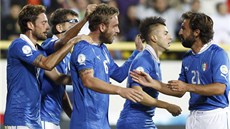 RADOST AZUROVĚ MODRÝCH. Fotbalisté Itálie oslavují jeden ze tří gólů proti