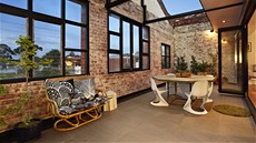 Polokrytá terasa sousedí s hlavním obytným prostorem.