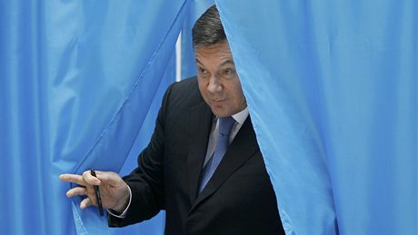Ukrajinský prezident Viktor Janukovy ve volební místnosti (28. íjna 2012)