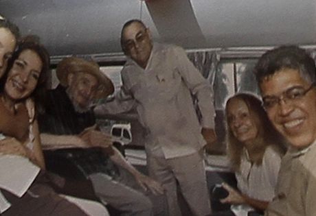 Fotografie snímku ze setkání s Fidelem Castrem, který ukázal novinám Elías