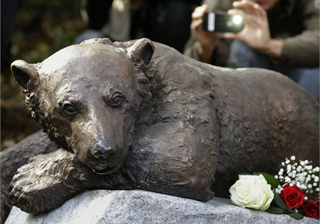 V berlínské zoo odhalili sochu nkdejí hvzdy, ledního medvda Knuta. Zvíe