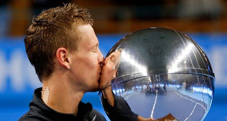 RADOST VTZE. Tom Berdych slav s trofej vtzstv na turnaji ve Stockholmu.