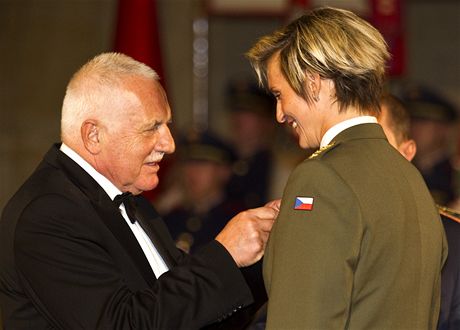 Otpaka Barbora potáková si pebírá medaili Za zásluhy o stát v oblasti