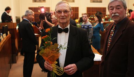 Cenu msta Ostravy pevzal i sbormistr Lumr Pivovarsk. (24. jna 2012)