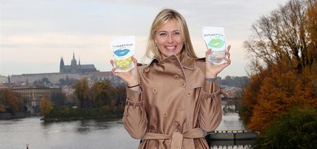 HVZDA SPORTU I REKLAMY. Maria arapovová je u desátý rok po sob nejlépe vydlávající sportovkyní svta, pomáhá jí i její vlastní znaka cukrovinek Sugarpova.