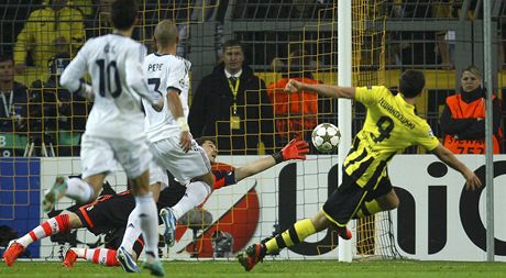 Lewandowski (9) z Borussie Dortmund pekonává v utkání Ligy mistr brankáe Casillase z Realu Madrid.