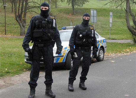Policejní jednotka pi svém zásahu uzavela okolí hotelu Lázn Kostelec.