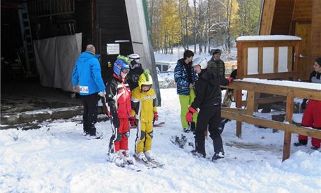 V nedli si ve skiareálu Jedlová v Luických horách zalyovali první nadenci.