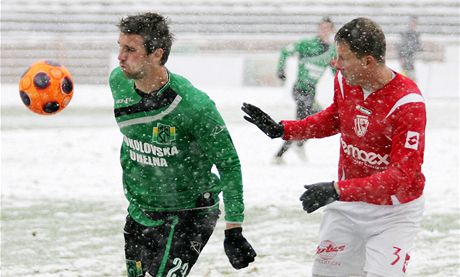 OPATRN. Pardubický fotbalista Tomá Prorok (vpravo) se snaí bránit Tomáe