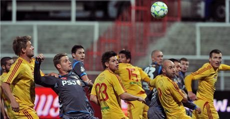 DO ÚTOKU! Fotbalisté Jihlavy v erném se hrnou ped branku praské Dukly.