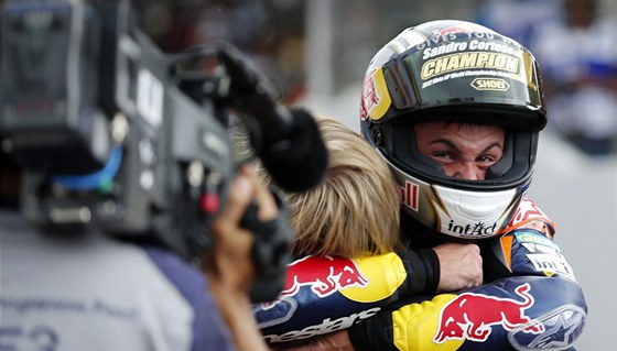 SLÁVA. Nmec Sandro Cortese je prvním svtovým ampionem ve tíd Moto3.