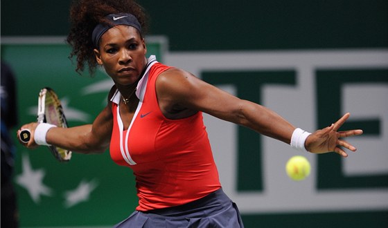 MOHUTNÝ NÁPAH A RÁNA. Serena Williamsová zatím na Turnaji mistry nezaváhala.