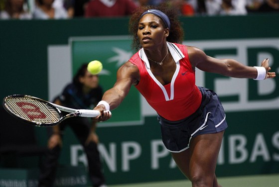TOHLE MÁM. Serena Williamsová se natahuje pro míek ve finále Turnaje mistry.