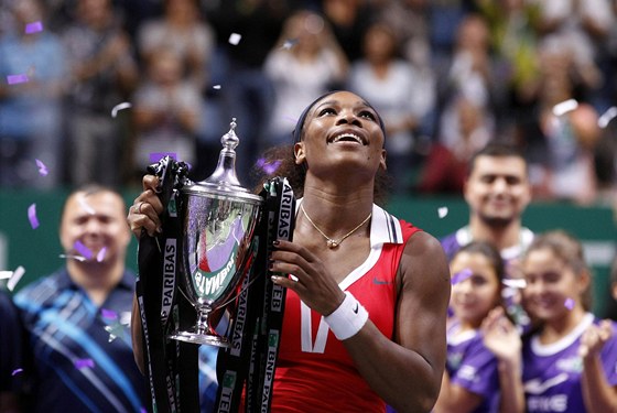 OSLAVA S POHÁREM. Serena Williamsová vyhrála potetí v kariée Turnaj mistry.