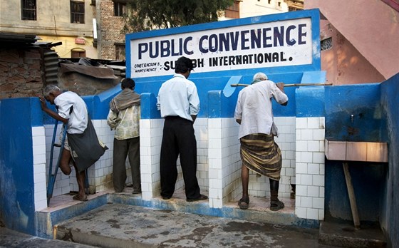 Veejné záchodky potenciálním enich v Indii stait nebudou. Aby si mohli vzít
