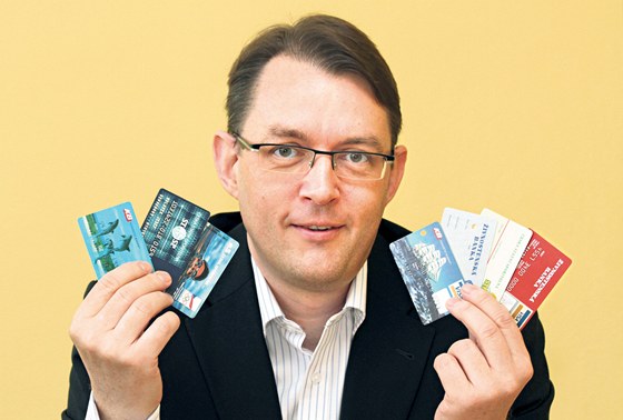"Nejstarší karta, kterou mám, byla z dob socialismu," říká Dušan Jílek.
